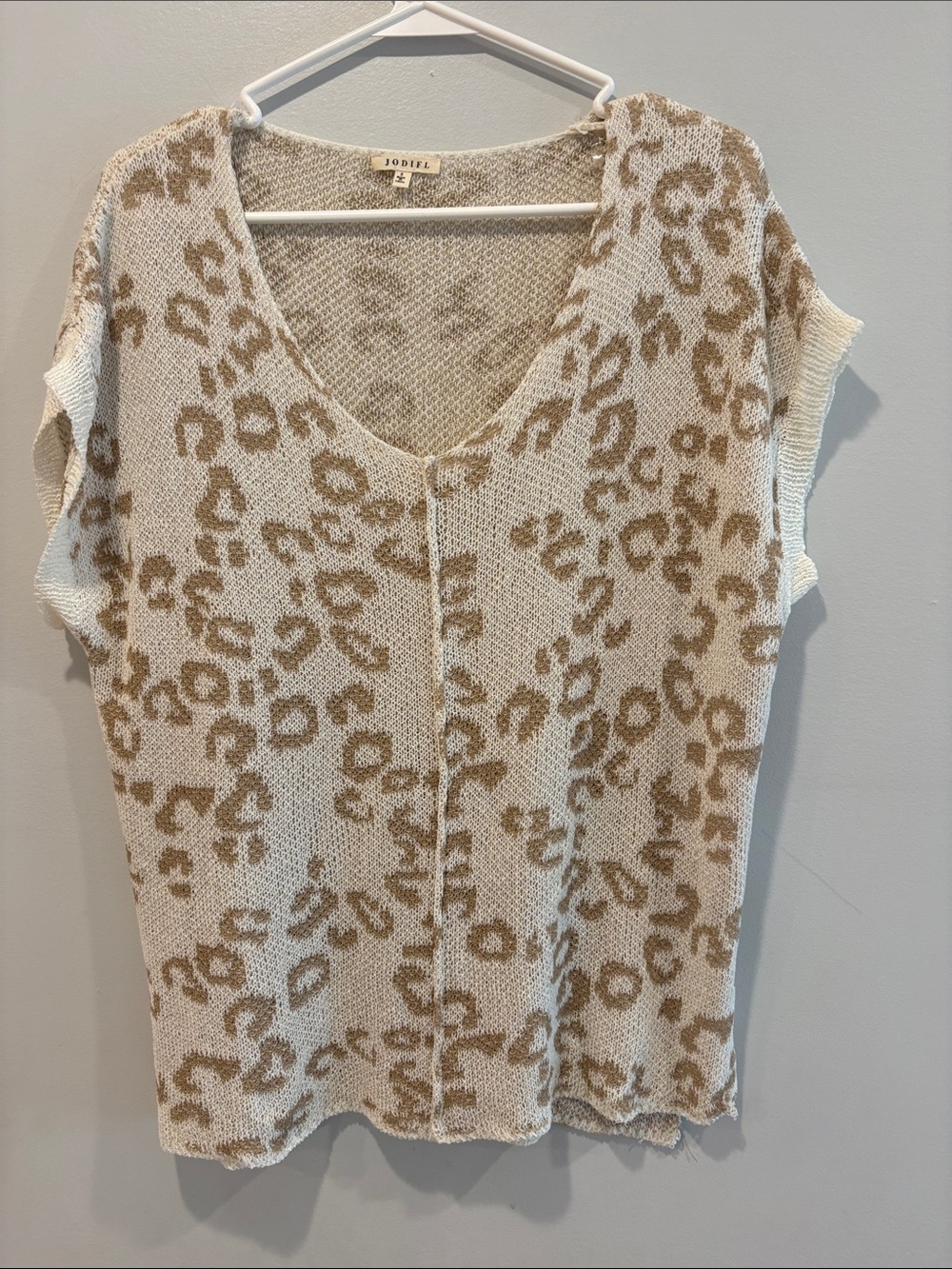 JODIFL Leopard-Print V-Neck Knit Top in Cream & Tan ptp 21 length 27